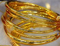Giá vàng trong nước đang cao hơn giá vàng thế giới khoảng 700 000 đồng lượng